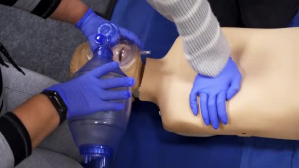 医療トレーニングセッション 最初の援助スキルのためのダミーに対する心臓発作の圧縮を行う実践者 — ストック動画
