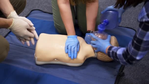 医学教育と実践について 緊急援助のための医療マネキン人形 ダミーで人工呼吸を訓練する実践者 — ストック動画
