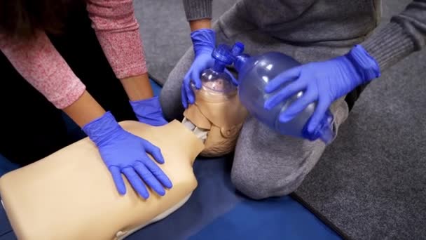 患者さんの命をダミーで救うこと 学生はマネキンで医学的学習を実践しています 蘇生のための医学トレーニングコース — ストック動画