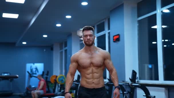 半身裸体运动员的肖像 肌体健美者在健身房里赤身裸体 英俊的男子 完美的运动身体移动到相机前 — 图库视频影像