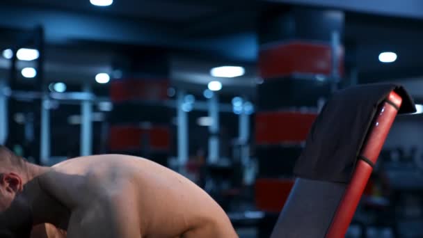 Shirless Bodybuilder Στο Γυμναστήριο Νεαρός Μυώδες Σώμα Σηκώνει Αλτήρες Αθλητής — Αρχείο Βίντεο