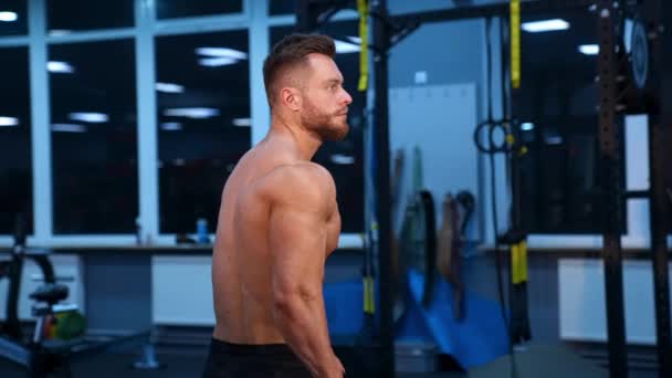 Starker Athletischer Mann Sportzentrum Muskulöser Bodybuilder Zeigt Seinen Nackten Oberkörper — Stockvideo