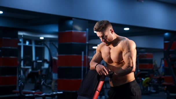 Atleta Masculino Muscular Com Tronco Ginásio Bonito Fisiculturista Com Corpo — Vídeo de Stock