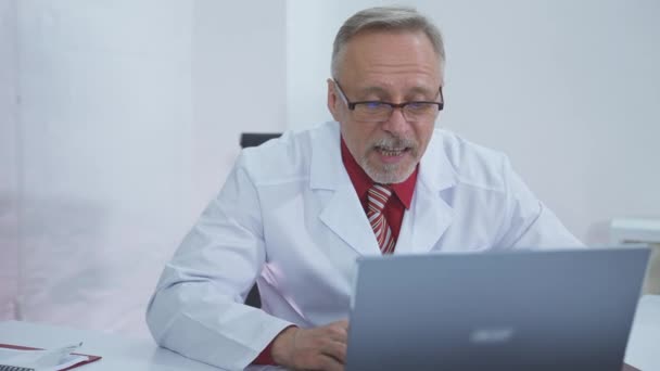 Mediziner Mit Videoanruf Aus Der Ferne Oberarzt Weißem Kittel Sitzt — Stockvideo
