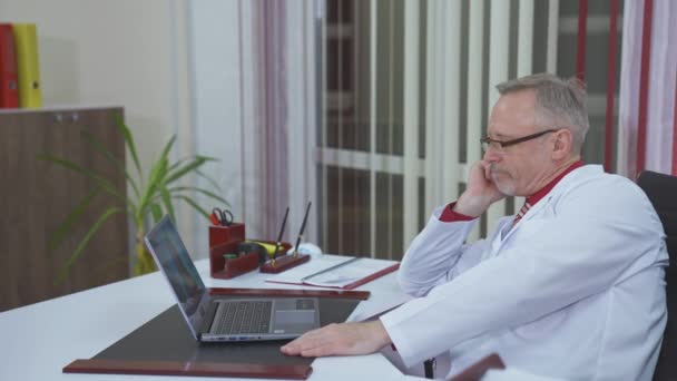 Κουρασμένος Γιατρός Μπροστά Στο Λάπτοπ Ανώτερος Άνδρας Ειδικός Στην Ιατρική — Αρχείο Βίντεο