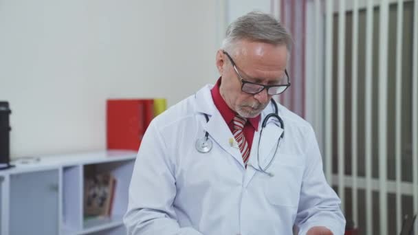 Tıbbi Danışmanlık Için Cep Telefonu Kullanan Profesyonel Bir Doktor Kıdemli — Stok video