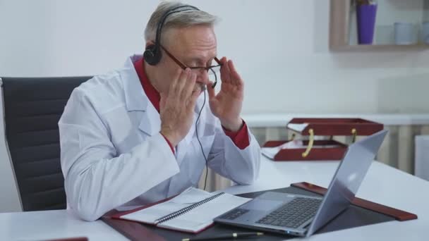 Fjernstyret Medicin Senior Mandlige Specialist Giver Konsultation Til Patient Gennem – Stock-video