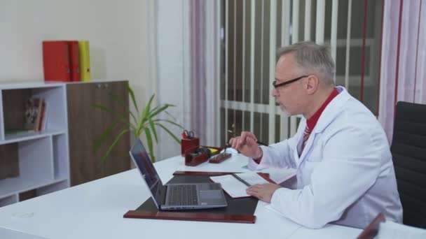 Médico Ouve Paciente Através Webcam Remota Tela Laptop Médico Profissional — Vídeo de Stock