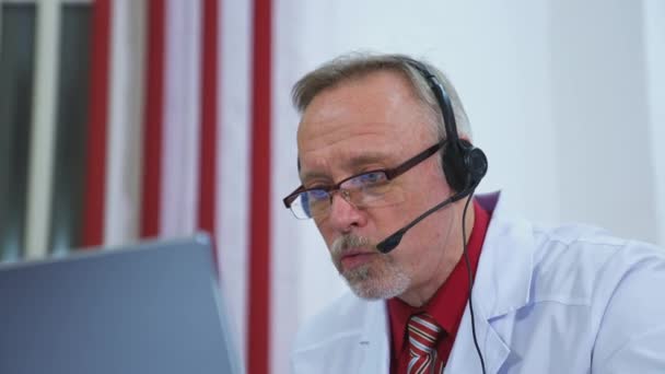 Médico Sênior Fala Com Paciente Consultoria Câmera Line Chat Web — Vídeo de Stock