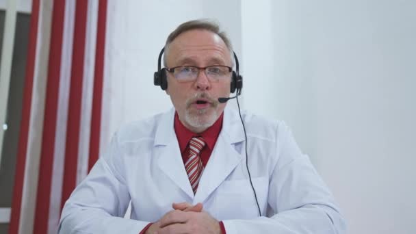 Portret Lekarza Słuchawkach Specjalista Medyczny Udzielający Konsultacji Online Profesjonalny Lekarz — Wideo stockowe