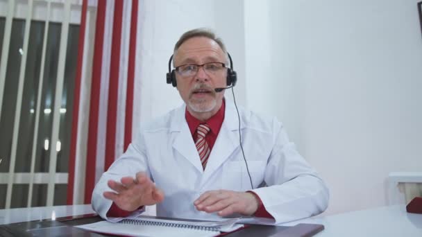 Medical Specialist Headset Talks Camera Smart Older Doctor White Medical — Stock Video