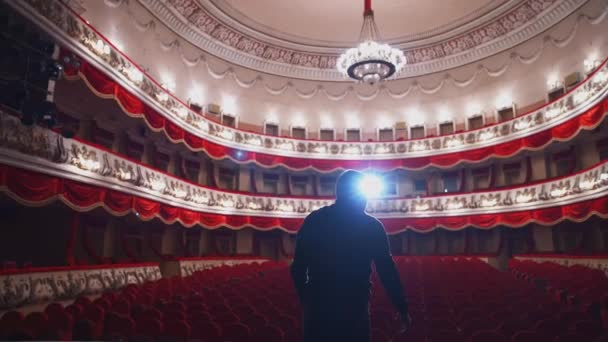 Człowiek Scenie Pustym Teatrze Widok Tyłu Aktora Stojącego Scenie Występującego — Wideo stockowe