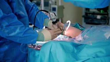 Ameliyathanede çalışan bir cerrah. Ameliyathanede modern ekipman.