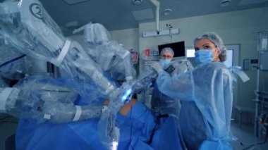 Hastanede robotik teknoloji ekipmanlarıyla birlikte cerrahi odası. Minimum invazif cerrahi yenilik, 3 boyutlu endoskopi ile tıbbi robot ameliyatı