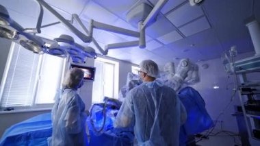 Modern cerrahi sistem. Tıbbi robot. Minimum invazif robotik cerrahi.