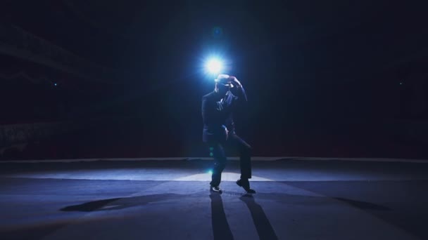 舞台で俳優を帽子にした スポットライトで暗い背景のステージでコスチュームダンスのアクティブな男 演劇的な男のショー — ストック動画