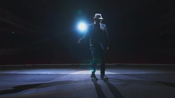 Καλλιτέχνης Χορεύει Στη Σκηνή Θεατρικός Άντρας Κομψό Κοστούμι Και Καπέλο — Αρχείο Βίντεο