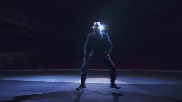 在黑暗的舞台上穿着服装的老年人 戏剧化期间 在舞台上跳帽子舞的活跃男子 — 图库视频影像