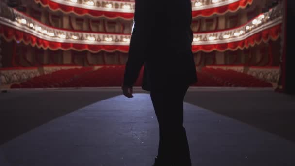 Человек Микрофоном Театральной Сцене Мужчина Элегантном Костюме Выходит Сцену Начинает — стоковое видео