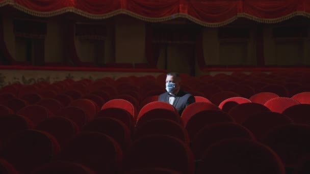 Boş Kırmızı Sandalyelerin Arasında Zengin Bir Adam Tıbbi Maskeli Bir — Stok video
