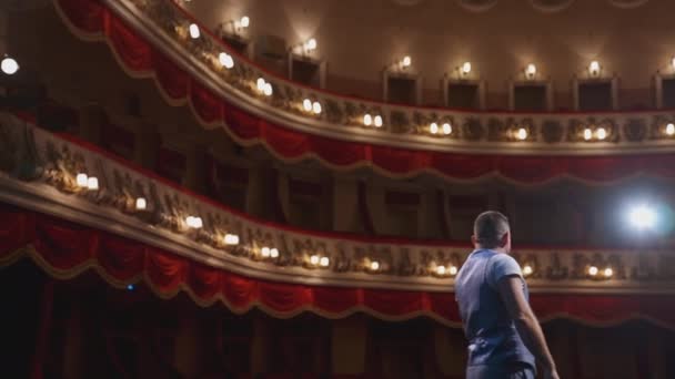 Férfi Színész Klasszikus Színházi Színpadon Színész Beszél Megfordul Reflektorfényben Előadás — Stock videók
