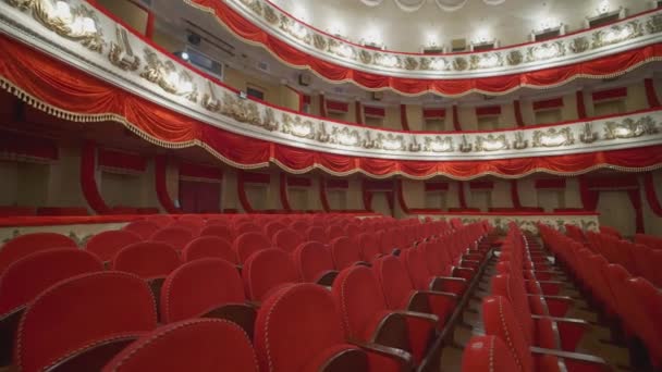 Rijen Rode Stoelen Theaterzaal Mooi Leeg Operahuis Zonder Publiek Sluitingstijd — Stockvideo