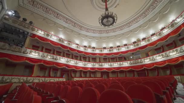 一个没有人的大剧场大厅大排排舒适的扶手椅 没有人在歌剧院里 大流行时剧场内的空的红色天鹅绒座位 — 图库视频影像