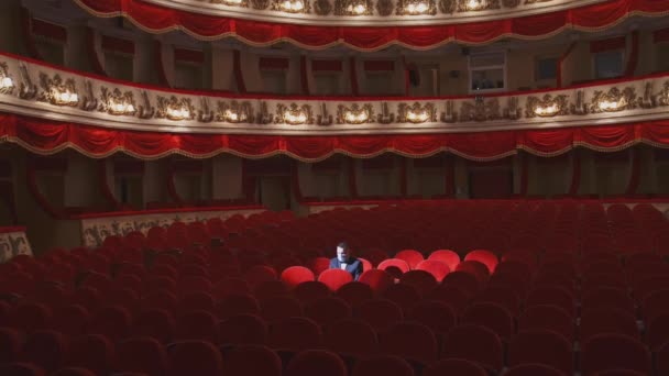Hombre Rico Enmascarado Teatro Vacío Espectador Está Sentado Solo Gran — Vídeos de Stock