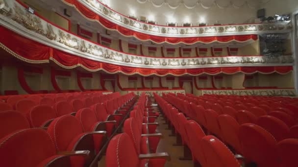 Όμορφο Άδειο Θέατρο Μεγάλη Αίθουσα Άνετες Κόκκινες Πολυθρόνες Χωρίς Κοινό — Αρχείο Βίντεο