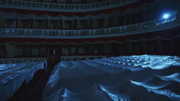夕方には美しい空の劇場 公演後に白い素材で覆われた劇場の椅子 空っぽの映画館にいる男 — ストック動画