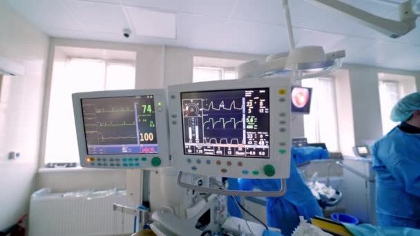 Lekarz Sztucznym Sprzętem Medycznym Podtrzymującym Życie Szpital Sala Operacyjna Ratuję — Wideo stockowe