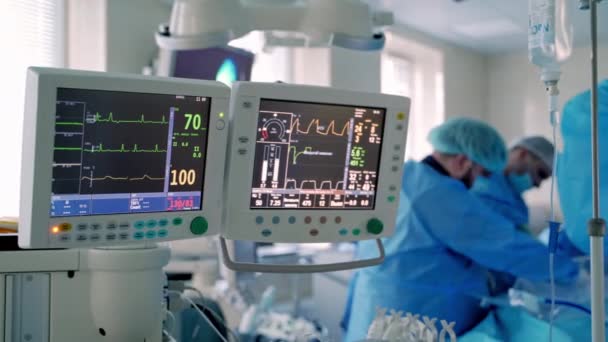 機械式換気装置について 肺を酸素で換気する 手術装置を備えた手術室の外科医のグループ — ストック動画