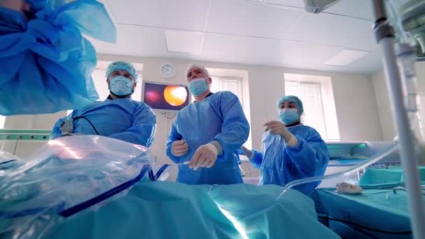 Zabieg Medyczny Izbie Przyjęć Zespół Chirurgiczny Wykonujący Operacje Nowoczesnym Teatrze — Wideo stockowe