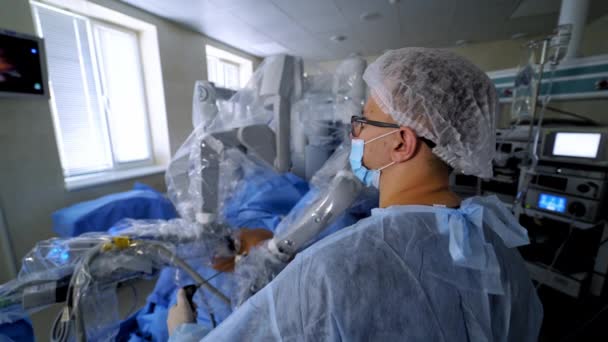 Neurochirurgové Pracují Lékařským Robotickým Chirurgickým Strojem Ruční Ovládání Minimálně Invazivním — Stock video