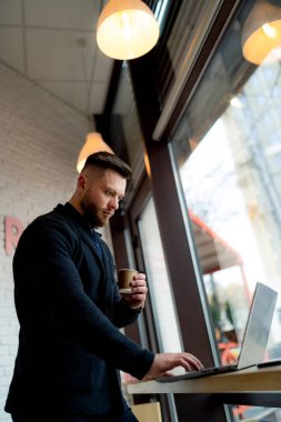Dizüstü bilgisayar kullanarak masada oturan bir adam. Üretken Çalışma İstasyonu: Bir Masada Dizüstü bilgisayar Görevi Yapan Bir Adam