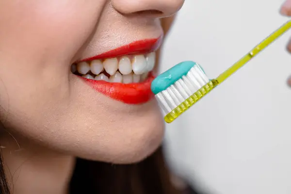 Жінка Чистить Зуби Зубною Щіткою Ранкова Рутина Жінка Чистить Зуби — стокове фото