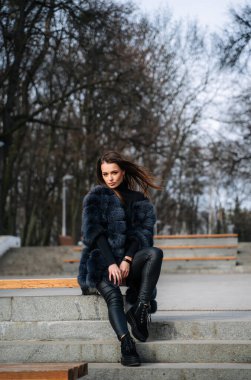 Parkta merdivenlerde oturan bir kadın. Doğanın Güzelliği Ortası: Bir Kadın Park Merdivenlerinde Solace 'i Buldu