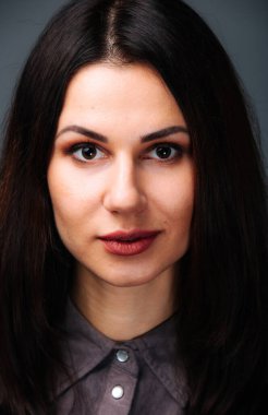 Gömlek giyen birinin yakın çekimi. Kimliğin İfadesi: Kişinin Benzersiz Tarzı ve Kişiliğinin Yakın Çekimi