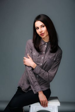 Beyaz bir kutunun üstünde oturan bir kadın. Yükseltilmiş Beyaz Kutuda Zarifçe Oturan Bir Kadının Huzurlu Düşüncesi