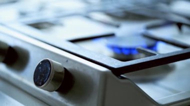 Mutfakta gaz ocağı var. Çelikten yapılmış, gaz halkası yakıcı bir panel.