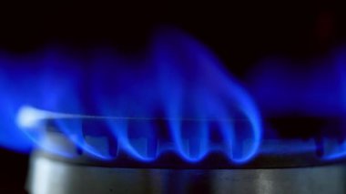 Gaz Fırını Mavi Alev. Yanan propan gazlı mutfak ocağı.