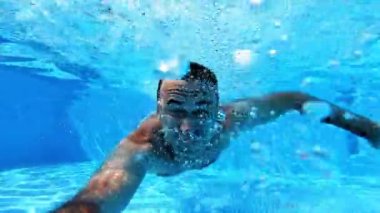 Havuzda su altında yüzen adam. Bilardoda selfie çeken bir adam.