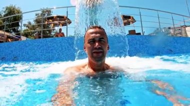 Tatilde ferahlatıcı bir adam. Su yüzeyindeki adamın bilardodaki selfie görüntüsü.