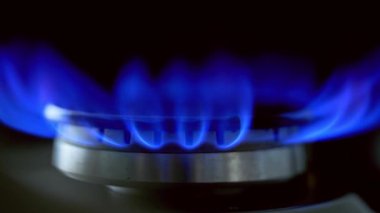 Mutfak gaz sobası alevi. Mutfak ocağı aşçısı mavi alevler içinde propan gazı yakıyor.