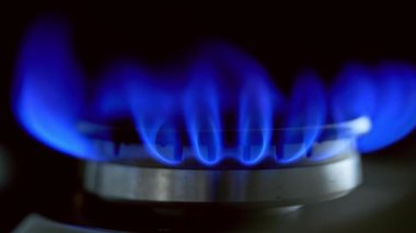 Yanan mavi gaz sobası. Mavi alevlerle yanan gaz sobasının ayrıntıları