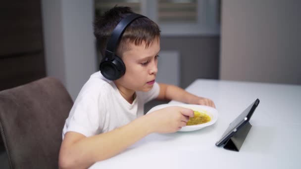 Niño Comiendo Casa Adorable Niño Comiendo Mientras Película Tableta — Vídeo de stock
