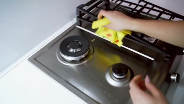 Limpeza Cozinha Fogão Gás Womans Mão Limpeza Fogão Gás Com — Vídeo de Stock