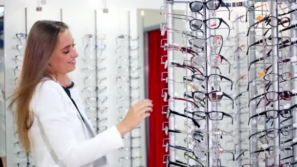 Mulher Experimentar Óculos Novos Mulher Escolhendo Seus Novos Óculos Loja — Vídeo de Stock