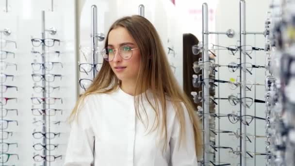 Jonge Vrouw Opticien Winkel Aantrekkelijke Jonge Vrouw Optische Winkel Kopen — Stockvideo