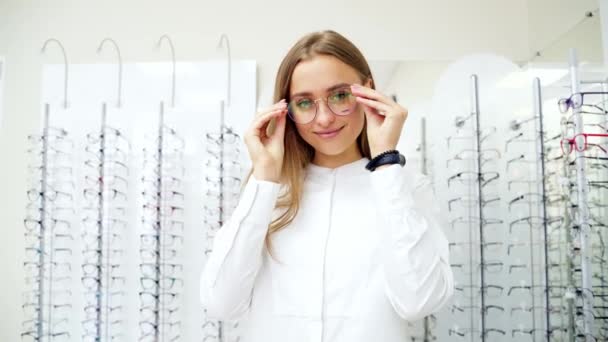Mujer Joven Eligiendo Anteojos Mujer Feliz Eligiendo Gafas Tienda Óptica — Vídeos de Stock